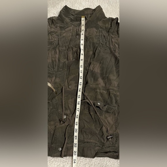 Maurice’s Women’s Green Camouflage Button Short Sleeve Vest size Large Pockets - Picture 9 of 9